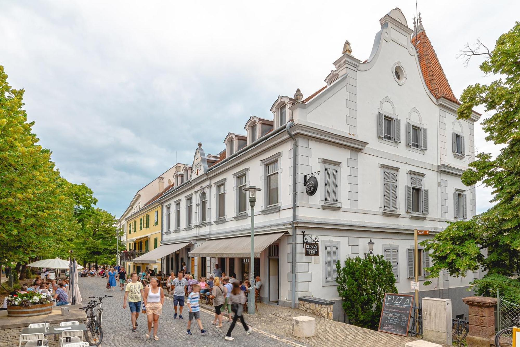 Kedves Vendeghaz Bed & Breakfast Balatonfured Exterior photo